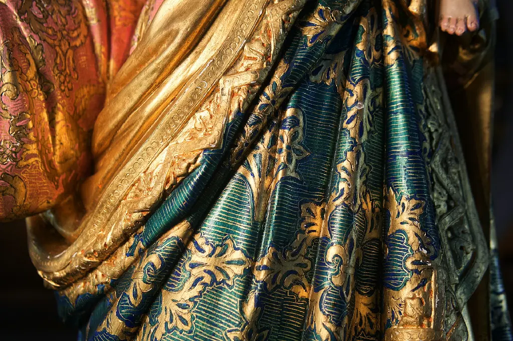 unsplash_-VC8yMnWnjc_saree store.webp